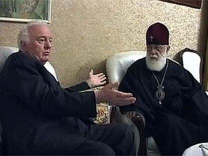 El ex presidente Eduard Shevardnadze conversa con el patriarca de Georgia Ilya II, ayer en Tbilisi.