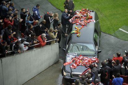A car with the coffin of Benfica football legend Eusebio da Silva Ferreira leaves slowly the Luz stadium, in Lisbon on January 6, 2014. Tens of thousands of people are expected to pay their respects at the funeral today of Portuguese footballing legend Eusebio, also known as the "Black Panther", whose death has sparked worldwide tributes. Eusebio was 71.    AFP PHOTO/ MIGUEL RIOPA