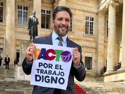 El representante a la Cámara, Agmeth Escaf, con el Congreso al fondo, en Bogotá, el 20 de julio de 2022.