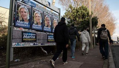 Carteles electorales de Marine Le Pen en Calais.
