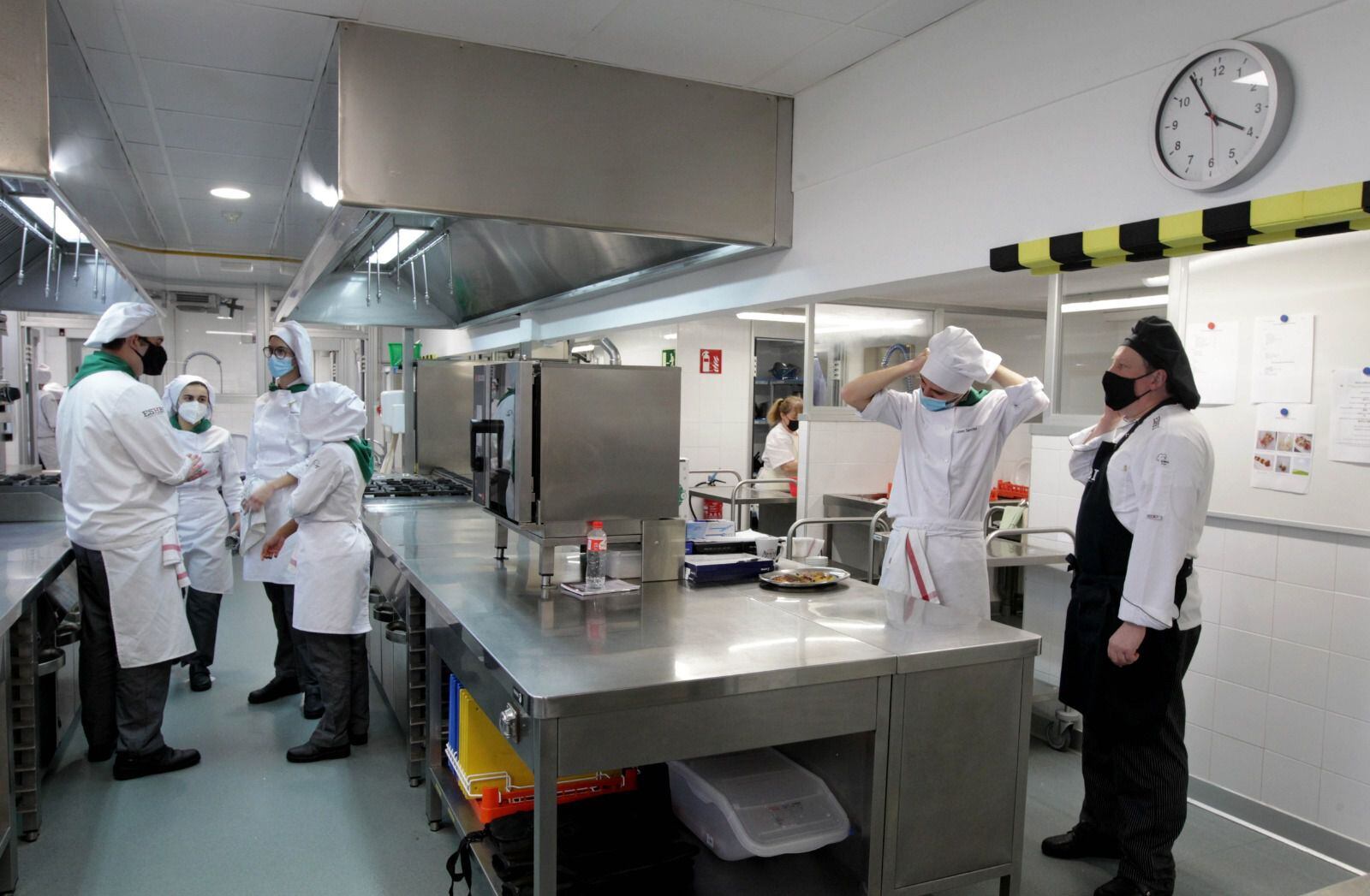 Un grupo de alumnos al finalizar su reto de este curso en las cocinas del centro.