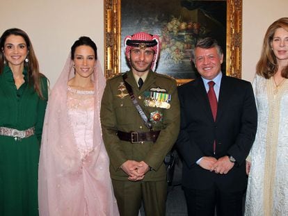 De izquierda a derecha: Rania de Jordania, la princesa Basma, el príncipe Hamzah (su marido), el rey Abdalá y la reina Noor (madre de Hamzah), en el Palacio Real de Ammán, en 2012.