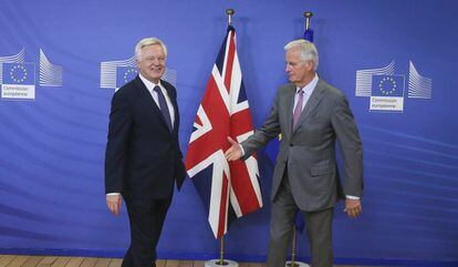 El secretario brit&aacute;nico para la salida de la UE, David Davis, y el jefe negociador de la UE, Michel Barnier, este lunes en Bruselas.