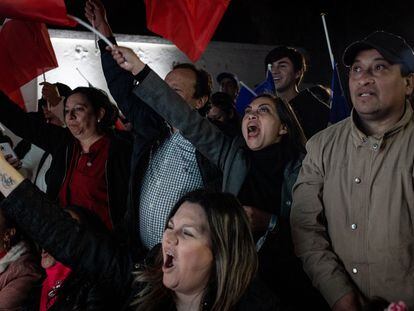 Miembros del Partido Republicano celebran en la sede de comando del partido tras las elecciones de constituyentes en Santiago (Chile), este domingo.