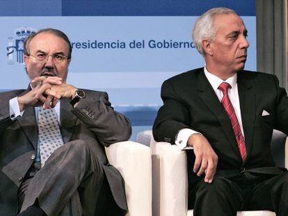 Pedro Solbes (izquierda), exministro de Econom&iacute;a, y David Taguas.