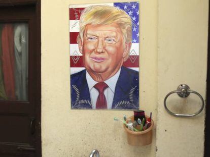  Un retrato del presidente electo de EEUU, Donald Trump, reflejado en un espejo