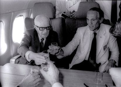 El seleccionador Enzo Bearzot, a la derecha de la imagen, brinda con el presidente italiano, Sandro Pertini, en el avion que lleva a casa a  la selección italiana tras conseguir el Mundial de España 82.
