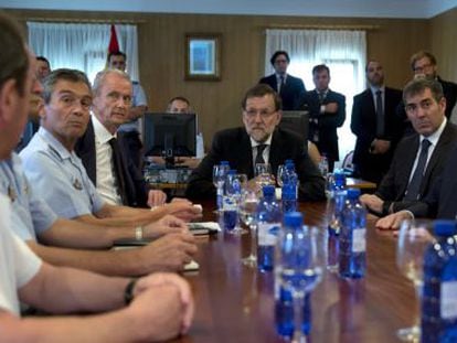 El president del Govern, Mariano Rajoy, durant la reunió aquest dissabte a la base canària de Gando.