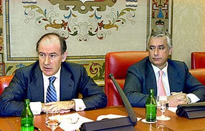 Rodrigo Rato y Javier Arenas, ayer, en la reunión del Grupo Parlamentario Popular.