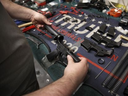 Un trabajador arma un rifle AR-15 en una fábrica de armas en Utah (EE UU), en 2021.