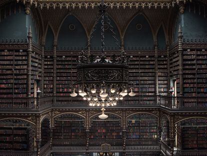 Detalles del salón principal del Real Gabinete Português de Leitura en la ciudad de Río de Janeiro, Brasil.