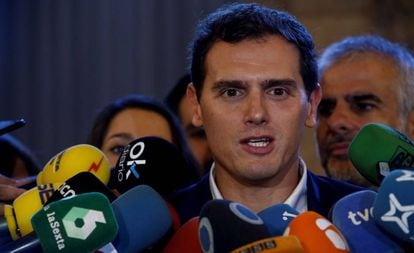 El presidente de Ciudadanos Albert Rivera atiende a los medios de comunicación tras la votación de la moción de censura contra el presidente de la Generalitat, Quim Torra. 