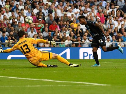 Bonaventure supera a Courtois para firmar el segundo gol del Brujas en el Bernabéu.