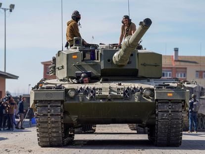 Soldados ucranios operaban un tanque Leopard 2A4 en un ejercicio de entrenamiento en la base militar de San Gregorio en Zaragoza, en marzo de 2023.