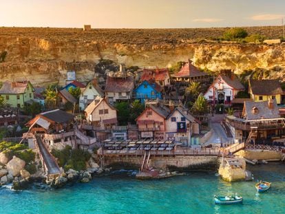 Vista de Popeye Village, en Anchor Bay, al noroeste de la isla mediterránea de Malta.