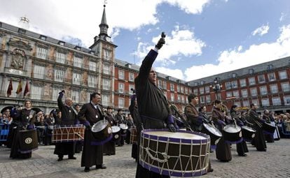 Tamborrada de la Cofradía de la Coronación de Espinas, de Zaragoza, en la plaza Mayor de Madrid, en 2009.