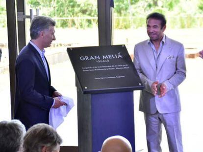 El presidente de Argentina, Mauricio Macri; el fundador de Albwardy Investments, Ali Albwardy, y el consejero delegado de Meliá, Gabriel Escarrer, durante la inauguración del Gran Meliá Iguazú.