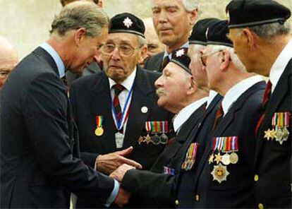 Veteranos de guerra británicos, junto al Príncipe de Gales durante un acto en Normandía.