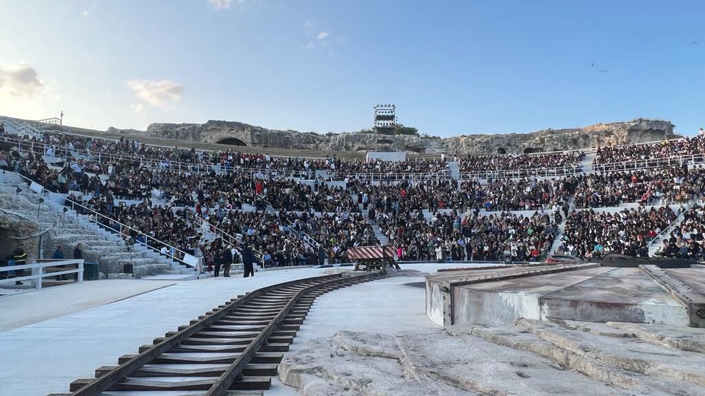 Vista del público desde el escenario antes del estreno de 'Prometeo encadenado' en el teatro griego de Siracusa.