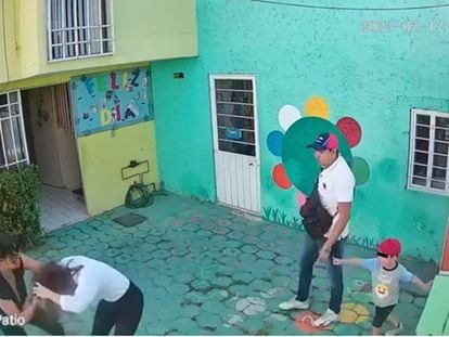 Un momento del video difundido en redes de la agresión a la maestra en Cuautitlán Izcalli.