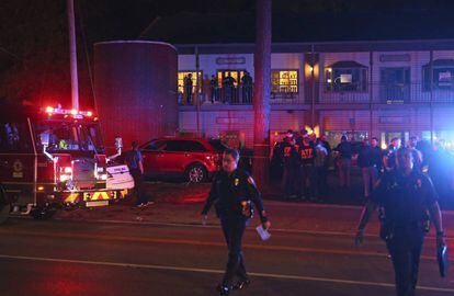 Varios policías, este viernes en Tallahassee (Florida), después de que un hombre matase a dos personas a tiros en un centro de yoga.