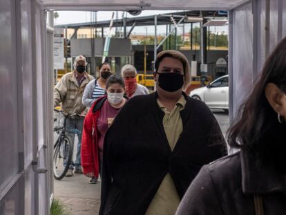 Ciudadanos mexicanos cruzan la frontera en Nuevo Laredo.