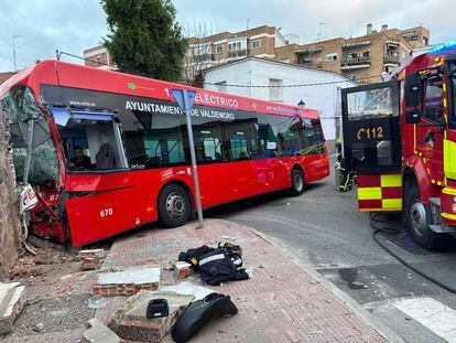 Estado en el que ha quedado el autobús urbano tras impactar contra un muro en Valdemoro (Madrid).