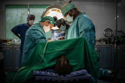 Operación en el hospital San José de Monrovia, Liberia, con los doctores José Rubio, Thomas S. Kettor  y  José Luis Casbas.