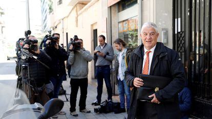 El abogado Jose María Fuster Fabra sale de la casa del expresidente del FC Barcelona Sandro Rosell.