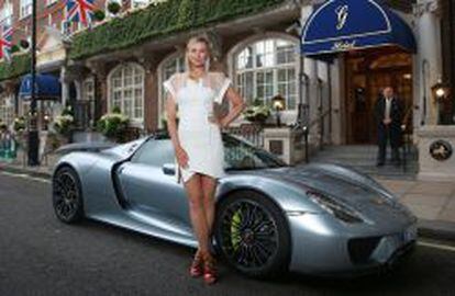 La tenista Maria Sharapova, junto a un Porsche 918.