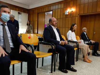 En el centro de la imagen, el expresidente del Gobierno murciano Pedro Antonio Sánchez, en la Audiencia Provincial de Murcia, este martes.