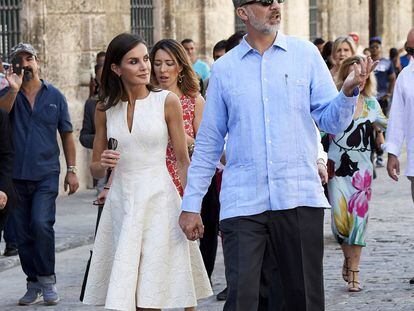 Los Reyes pasean de la mano por las calles de La Habana.