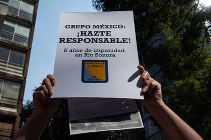 Una protesta frente a las oficinas de Grupo México, a ocho años del derrame minero que afectó al Río Sonora.