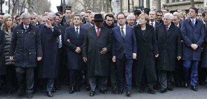 Dirigentes de todo el mundo acompañan a Hollande al frente de la marcha.
 