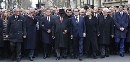 Dirigentes de todo el mundo acompañan a Hollande al frente de la marcha.
 