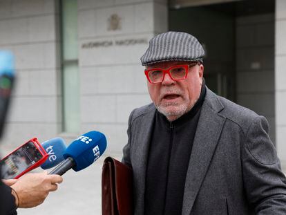 El excomisario José Manuel Villarejo atiende a los medios a su salida de la Audiencia Nacional tras ser interrogado sobre supuestas presiones al extesorero del PP Luis Bárcenas, el 27 de noviembre pasado.