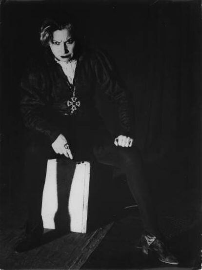 Margarita Xirgu, caracterizada para el papel de 'Hamlet', en Buenos Aires en 1938.