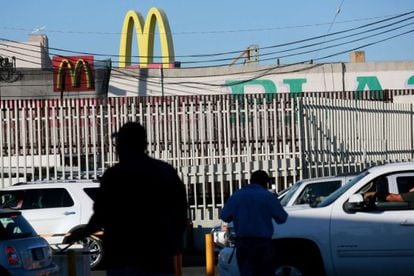 Coches esperan a entrar a EEUU desde M&eacute;xico.