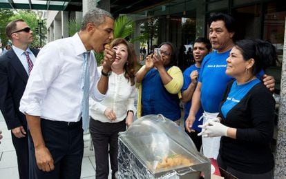 Barack Obama en una puesto callejero en Washington.