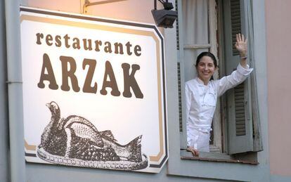 Elena Arzak saludando desde la ventana del restaurante familiar en San Sebastián.