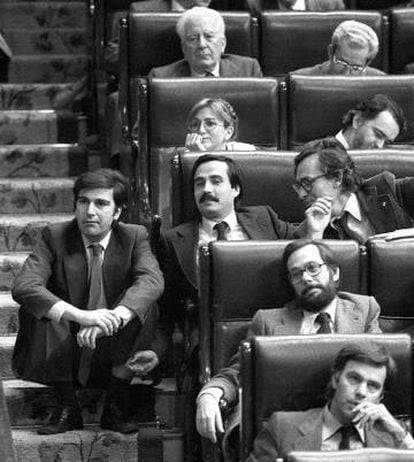 Lluch, a l'esquerra, durant la moció de censura el maig del 1980 al Congrés.