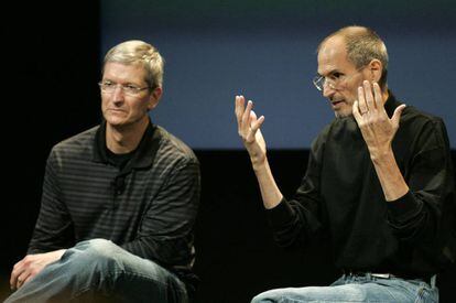 Tim Cook en enero de 2011, cuando todavía era el jefe de operaciones de Apple, junto al entonces consejero delegado, Steve Jobs