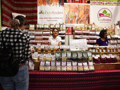 Una clienta observa los productos expuestos en la feria Veggie World.