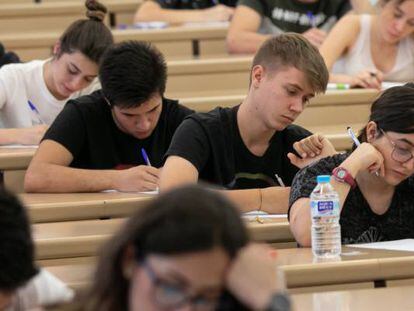 Estudiantes realizando un examen en la Universidad de Sevilla.
