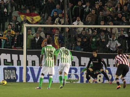 Rubén Castro convierte el penalti ante Iraizoz