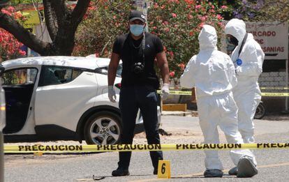 Peritos forenses y policías ministeriales en la escena del crimen contra Gallegos.