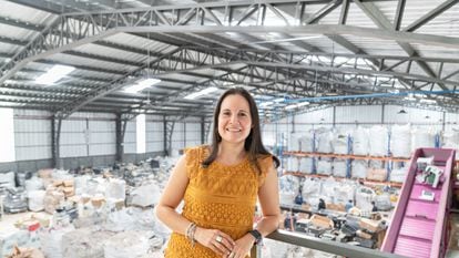 Daniela Córdoba en "Vertmonde" una planta de reciclaje de residuos electrónicos, ubicada en Quito, Ecuador.