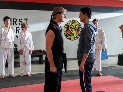 William Zabka y Ralph Macchio, en la segunda temporada de 'Cobra Kai'.