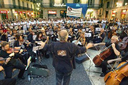 La Orquesta y Coro del Liceo, anoche, en su concierto en la plaza de Sant Jaume.