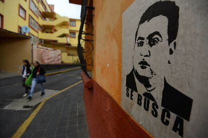 Imagen de un cartel con el rostro Javier Duarte, un exgobernador fugado.